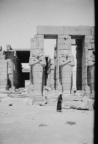 Thebes : near view of statues of Ramses II in the Ramesseum