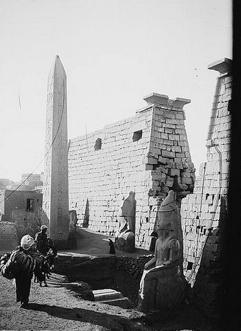 Luxor : obelisk at entrance to Temple of Luxor 