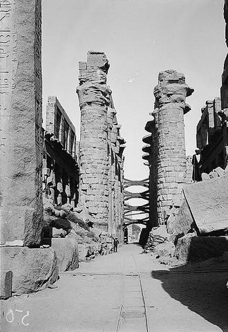 Karnak : central aisle of great hypostyle hall 