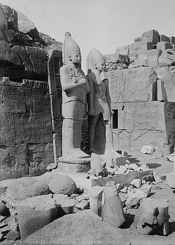 Karnak : statues of Thutmosis III, in front of 7th pylon 