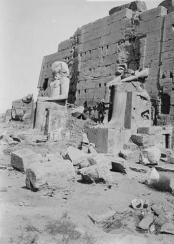 Karnak : statues of kings behind 8th pylon