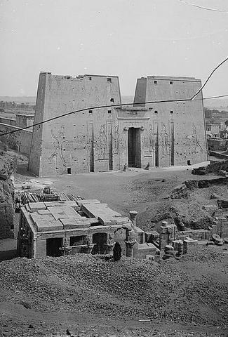 Thebes : general view of Temple of Horus 