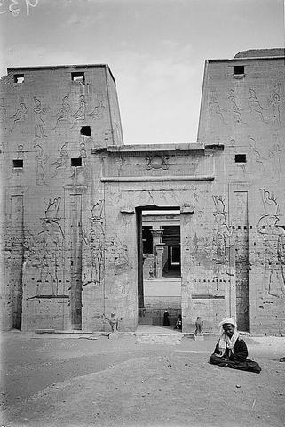 Edfu : temple of Horus - entrance