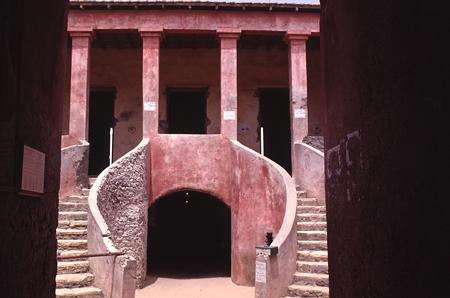 Île de Gorée : maison des Esclaves - escaliers