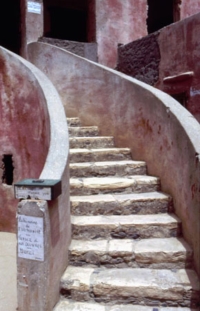 Île de Gorée : maison des Esclaves - escalier