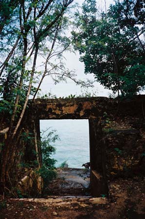 Changuu : porte de l’ancienne prison d’esclaves