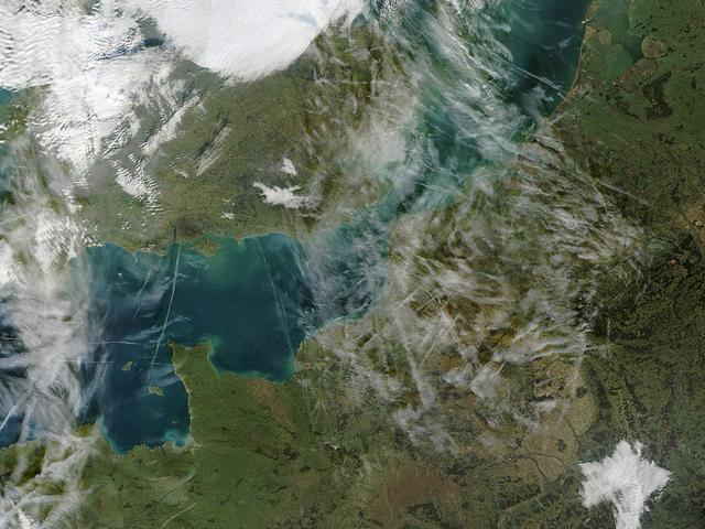 Manche : traînées de condensation crées par le traffic aérien