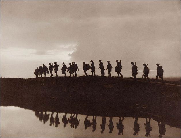 Avancée de l'infanterie vers le front au crépuscule