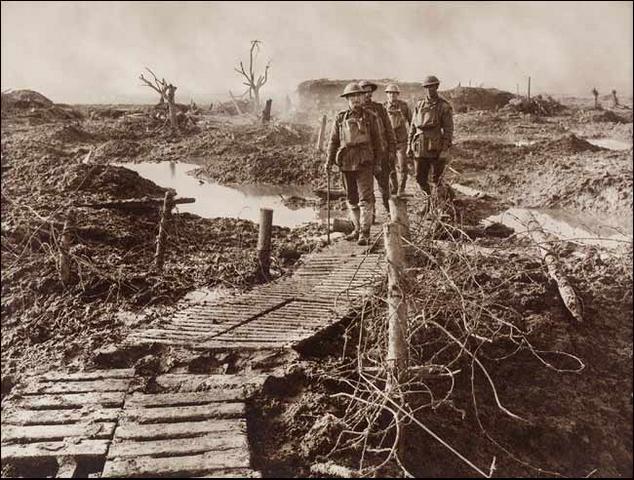 Chemin de caillebotis à travers les lignes