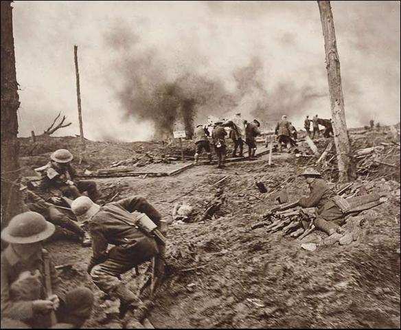 Évacuation de blessés en pleine bataille (montage de plusieurs négatifs) 