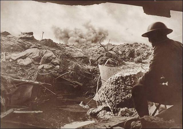 Vue d'une casemate capturée vers le champ de bataille ravagé par les obus (montage de plusieurs négatifs) 