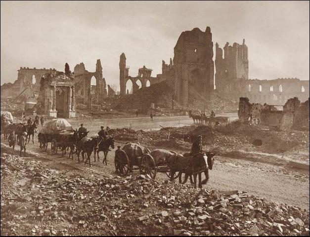 Ypres : ruines de la cathédrale et du palais épiscopal