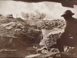 Vue d'une casemate capturée vers le champ de bataille ravagé par les obus (montage de plusieurs négatifs) 