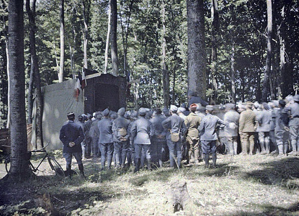 Militaires devant la tente de théâtre aux armées (Saint-Ulrich)