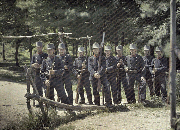 Militaires suisses derrière le grillage marquant la frontière (Pfetterhouse)