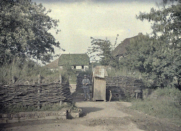 Militaire français devant des haies de camouflage (Balschwiller)