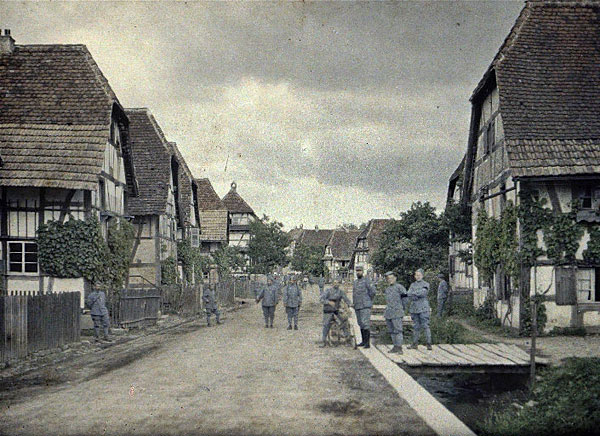 Groupe de militaires français dans une rue (Ballersdorf)