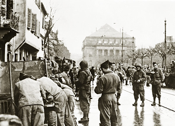 Soldats avec leurs véhicules (place Broglie) 