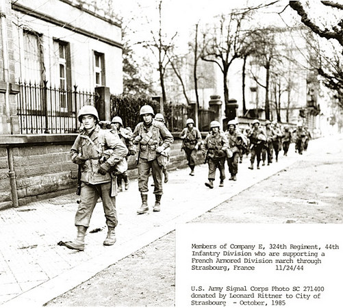 Soldats américains (44e division d'infanterie, 324e régiment, compagnie E) en patrouille