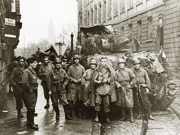 Soldats devant un char Sherman