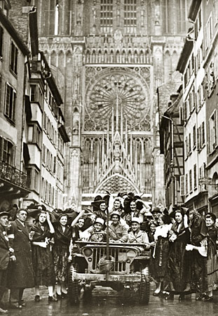 Soldats et Alsaciennes en costume (rue Mercière) 