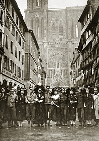 Soldats et Alsaciennes en costume (rue Mercière) 