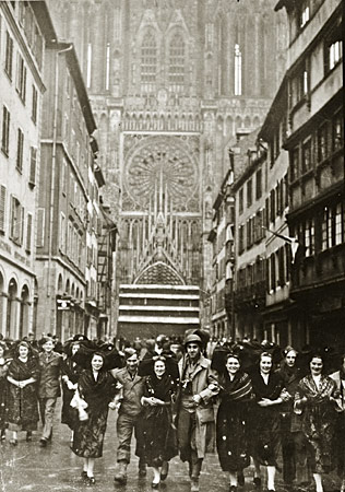 Soldats et Alsaciennes en costume (rue Mercière) 