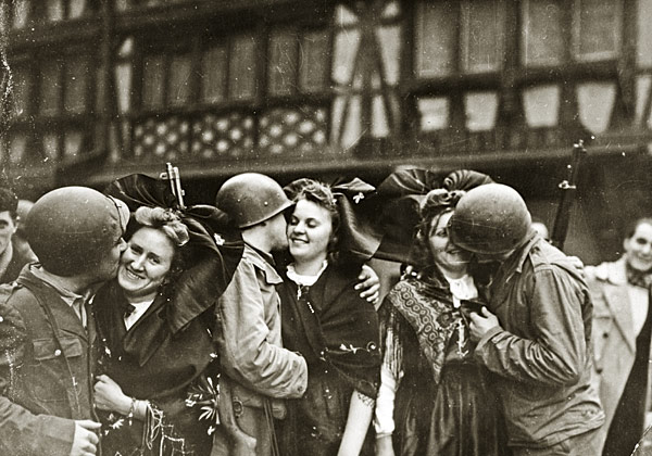 Soldats de la 2e DB en compagnie de jeunes Alsaciennes 