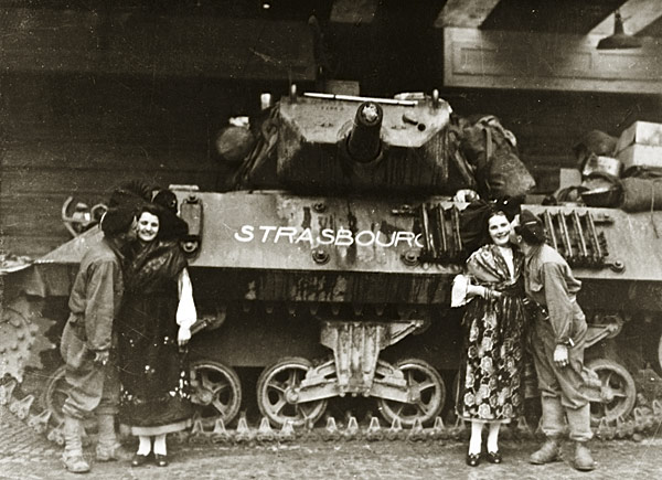 Soldats embrassant de jeunes Alsaciennes en costume 