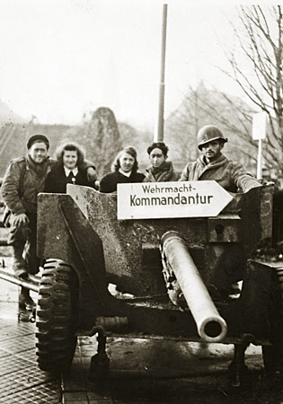 Alsaciennes et soldats de la 2e DB (place de la République)