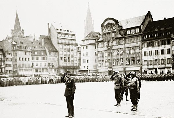 Général Leclerc (prise d'armes, place Kléber, nov. 1944)