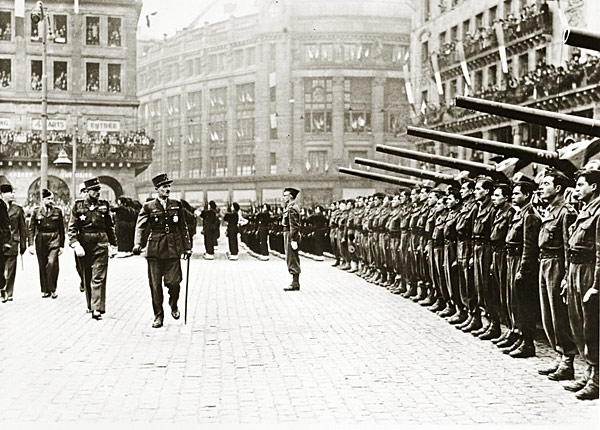 Général Leclerc passant ses troupes en revue (prise d'armes, place Kléber)  