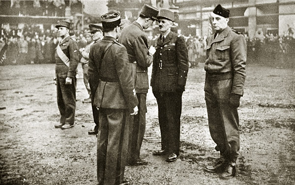 Général Leclerc fait grand officier de la Légion d'honneur par le général De Gaulle à Colmar (13 fév. 1945) 