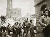 Patrouille de fusiliers marins à la recherche de <em>tireurs des toits</em> 