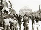 Soldats avec leurs véhicules (place Broglie) 