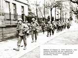 Soldats américains (44e division d'infanterie, 324e régiment, compagnie E) en patrouille