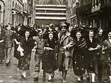 Soldats et Alsaciennes en costume (rue Mercière) 