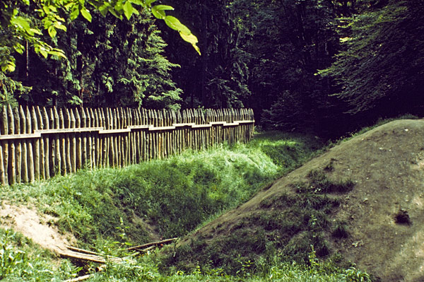 Remblai, fossé et palissade