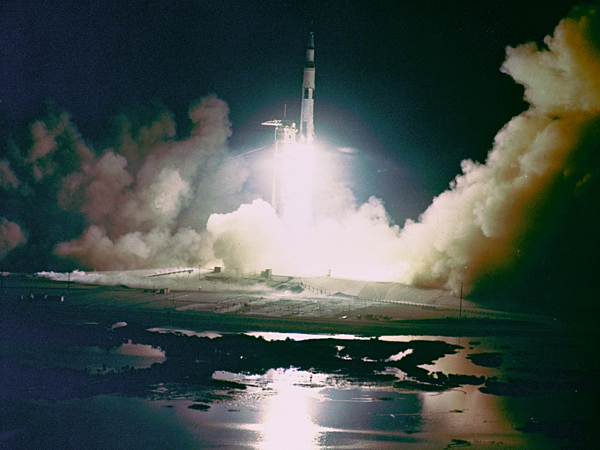 Fusée Saturn V lance de nuit le vaisseau Apollo XVII   