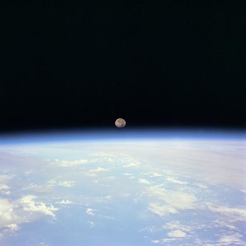 Lune vue au-dessus de l'atmosphère terrestre  