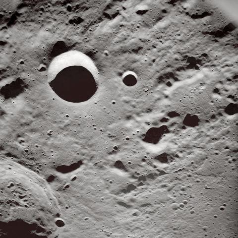 Longues ombres à la surface de la Lune (vol Apollo X) 