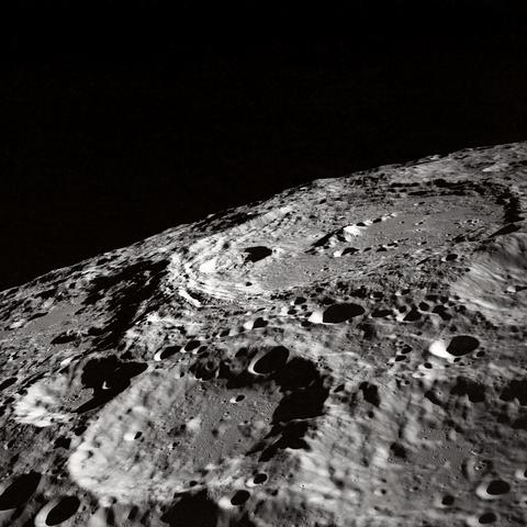 Flanc en terrasse d'un cratère lunaire (vol Apollo X)