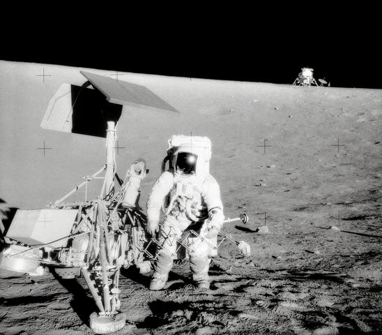 Astronaute Conrad et sonde Surveyor sur le bord d'un cratère (vol Apollo XII)