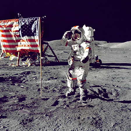 Astronaute Cernan saluant le drapeau américain (vol Apollo XVII) 