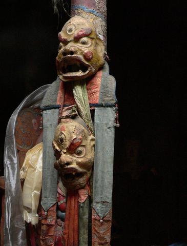 Masques de démons dans un monastère bouddhiste