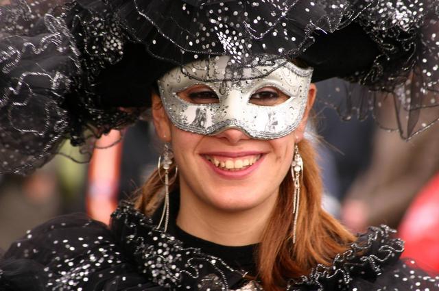 Jeune fille masquée