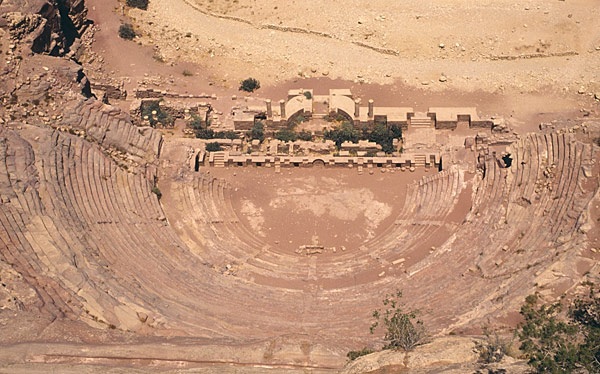 Pétra : théâtre aux gradins taillés dans la roche 