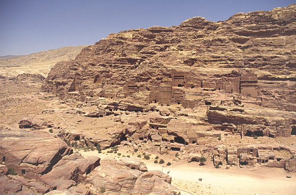 Wadi Musa et façades de tombeaux 