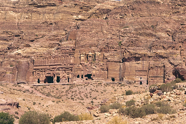 Paroi escarpée d'Al-Khubthah à l'est du cirque de Pétra 