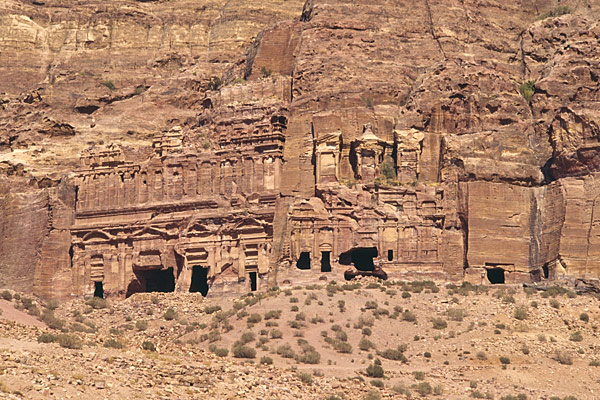 Paroi escarpée d'Al-Khubthah à l'est du cirque de Pétra 